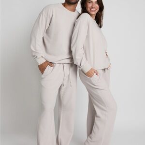 Comfrt Cozy Fog Loungewear Set in size Med UNISEX